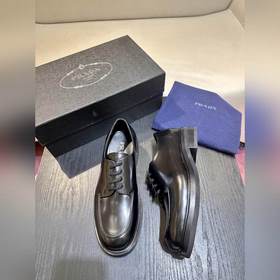 Обувь Prada изготовлена из блестящей кожи с эффектом Fumé. Полнос