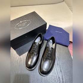 Обувь Prada изготовлена из блестящей кожи с эффектом Fumé. Полнос