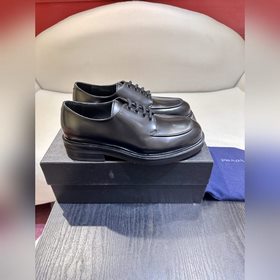 Обувь Prada изготовлена из блестящей кожи с эффектом Fumé. Полнос