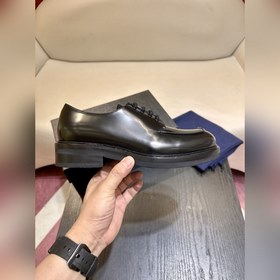 Обувь Prada изготовлена из блестящей кожи с эффектом Fumé. Полнос