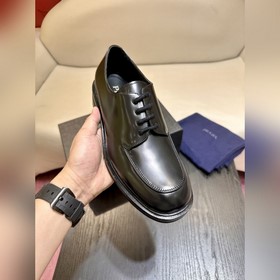 Обувь Prada изготовлена из блестящей кожи с эффектом Fumé. Полнос