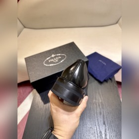 Обувь Prada изготовлена из блестящей кожи с эффектом Fumé. Полнос