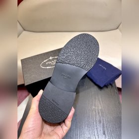 Обувь Prada изготовлена из блестящей кожи с эффектом Fumé. Полнос