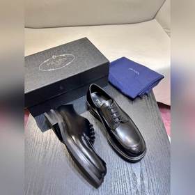 Обувь Prada изготовлена из блестящей кожи с эффектом Fumé. Полнос