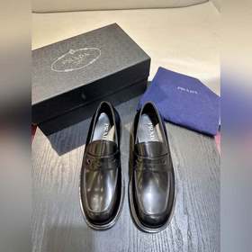 Обувь Prada изготовлена из блестящей кожи с эффектом Fumé. Полнос