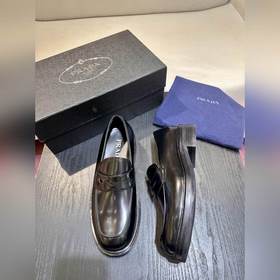 Обувь Prada изготовлена из блестящей кожи с эффектом Fumé. Полнос
