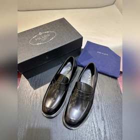 Обувь Prada изготовлена из блестящей кожи с эффектом Fumé. Полнос