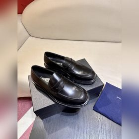 Обувь Prada изготовлена из блестящей кожи с эффектом Fumé. Полнос