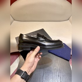 Обувь Prada изготовлена из блестящей кожи с эффектом Fumé. Полнос