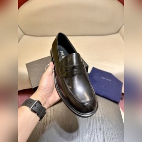 Обувь Prada изготовлена из блестящей кожи с эффектом Fumé. Полнос