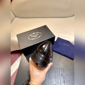 Обувь Prada изготовлена из блестящей кожи с эффектом Fumé. Полнос