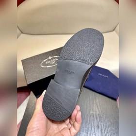 Обувь Prada изготовлена из блестящей кожи с эффектом Fumé. Полнос