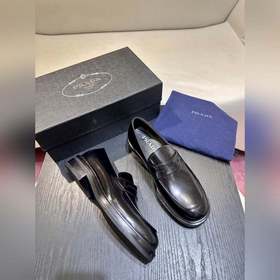 Обувь Prada изготовлена из блестящей кожи с эффектом Fumé. Полнос