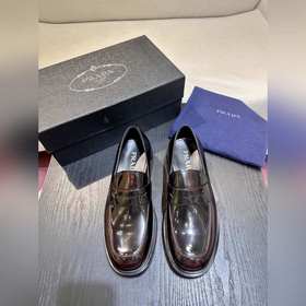 Обувь Prada изготовлена из блестящей кожи с эффектом Fumé. Полнос