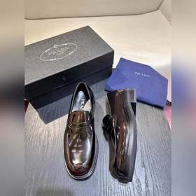 Обувь Prada изготовлена из блестящей кожи с эффектом Fumé. Полнос
