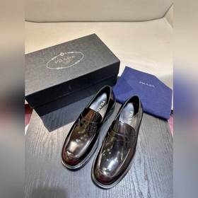 Обувь Prada изготовлена из блестящей кожи с эффектом Fumé. Полнос