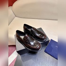 Обувь Prada изготовлена из блестящей кожи с эффектом Fumé. Полнос