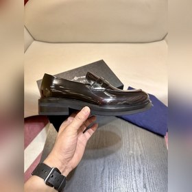 Обувь Prada изготовлена из блестящей кожи с эффектом Fumé. Полнос