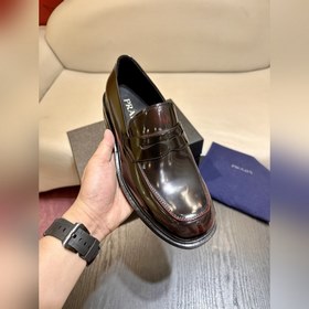 Обувь Prada изготовлена из блестящей кожи с эффектом Fumé. Полнос