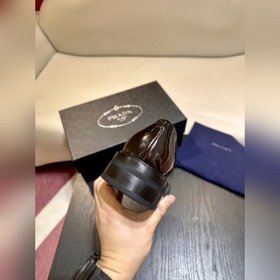 Обувь Prada изготовлена из блестящей кожи с эффектом Fumé. Полнос