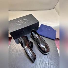 Обувь Prada изготовлена из блестящей кожи с эффектом Fumé. Полнос