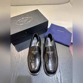 Обувь Prada изготовлена из блестящей кожи с эффектом Fumé. Полнос