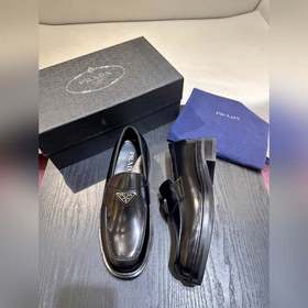 Обувь Prada изготовлена из блестящей кожи с эффектом Fumé. Полнос