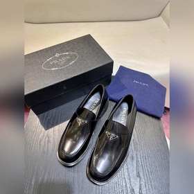 Обувь Prada изготовлена из блестящей кожи с эффектом Fumé. Полнос