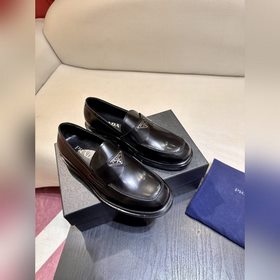 Обувь Prada изготовлена из блестящей кожи с эффектом Fumé. Полнос