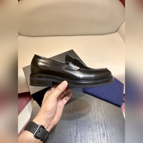 Обувь Prada изготовлена из блестящей кожи с эффектом Fumé. Полнос