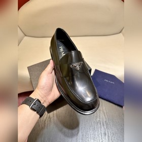 Обувь Prada изготовлена из блестящей кожи с эффектом Fumé. Полнос
