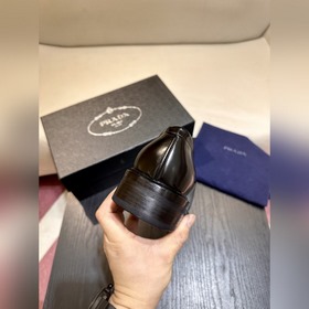 Обувь Prada изготовлена из блестящей кожи с эффектом Fumé. Полнос