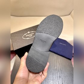 Обувь Prada изготовлена из блестящей кожи с эффектом Fumé. Полнос