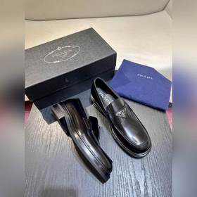 Обувь Prada изготовлена из блестящей кожи с эффектом Fumé. Полнос