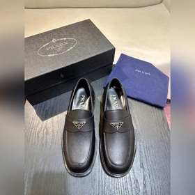 Обувь Prada изготовлена из блестящей кожи с эффектом Fumé. Полнос