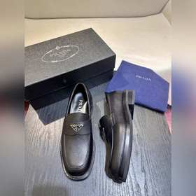 Обувь Prada изготовлена из блестящей кожи с эффектом Fumé. Полнос