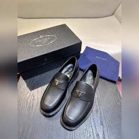 Обувь Prada изготовлена из блестящей кожи с эффектом Fumé. Полнос