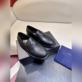 Обувь Prada изготовлена из блестящей кожи с эффектом Fumé. Полнос