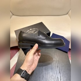 Обувь Prada изготовлена из блестящей кожи с эффектом Fumé. Полнос
