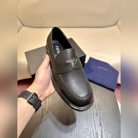 Обувь Prada изготовлена из блестящей кожи с эффектом Fumé. Полнос