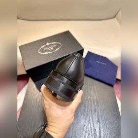 Обувь Prada изготовлена из блестящей кожи с эффектом Fumé. Полнос