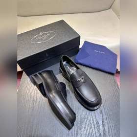 Обувь Prada изготовлена из блестящей кожи с эффектом Fumé. Полнос