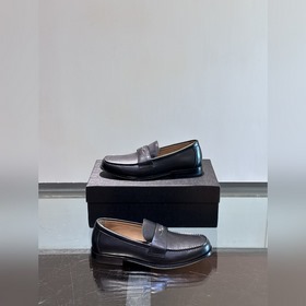 Классические кожаные туфли Prada для повседневной носки с кожаной