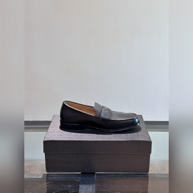 Классические кожаные туфли Prada для повседневной носки с кожаной