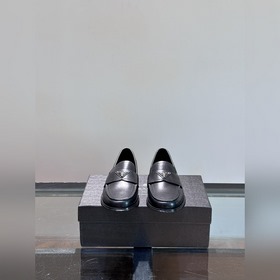 Классические кожаные туфли Prada для повседневной носки с кожаной