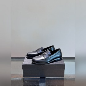 Классические кожаные туфли Prada для повседневной носки с кожаной