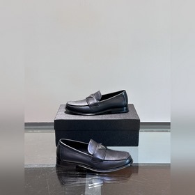 Классические кожаные туфли Prada для повседневной носки с кожаной