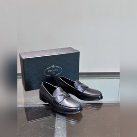 Классические кожаные туфли Prada для повседневной носки с кожаной