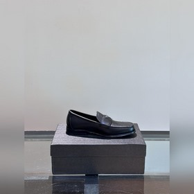 Классические кожаные туфли Prada для повседневной носки с кожаной