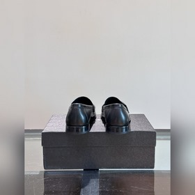 Классические кожаные туфли Prada для повседневной носки с кожаной